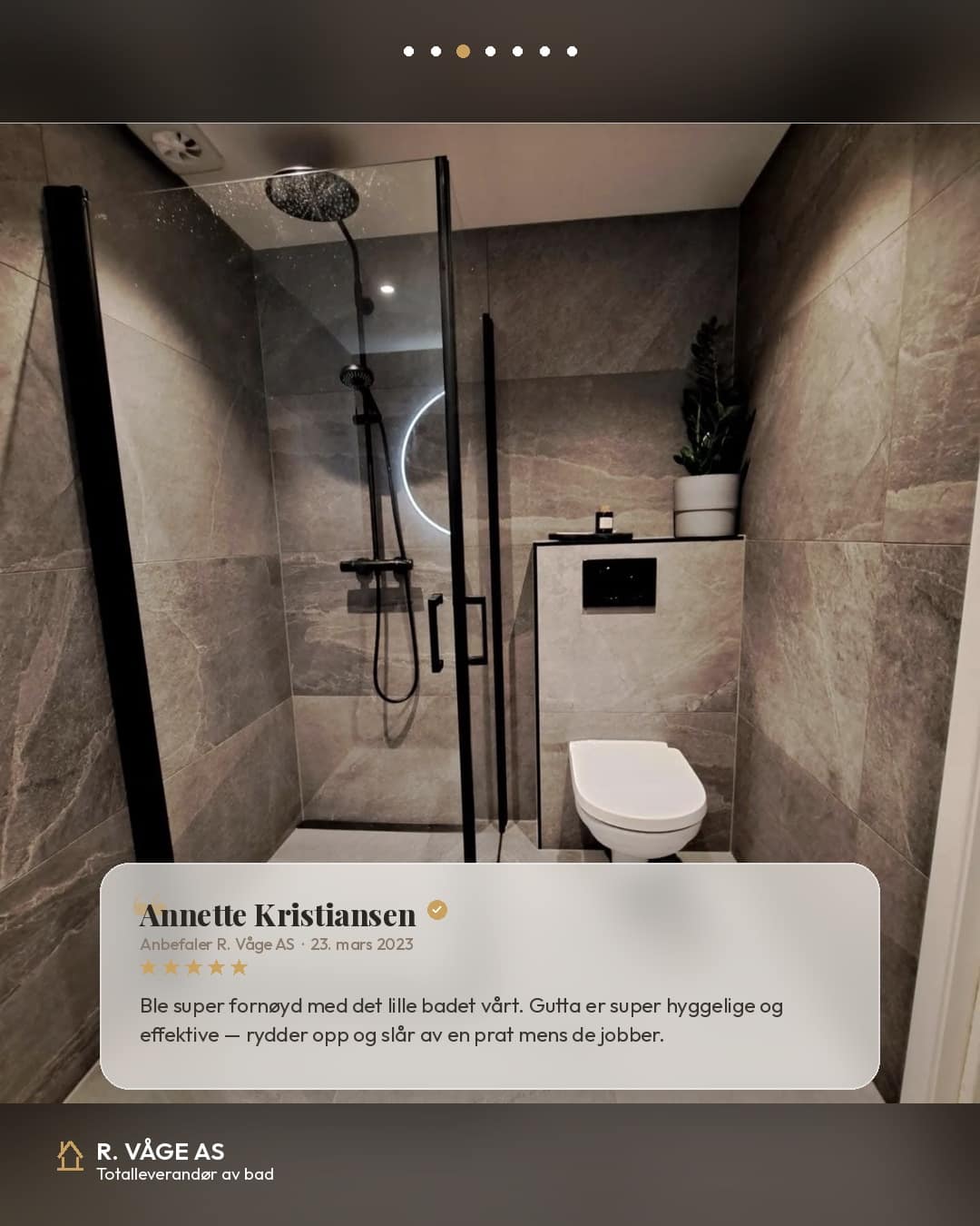Renovert bad med takdusj, sorte armaturer og vegghengt toalett i marmorerte fliser
